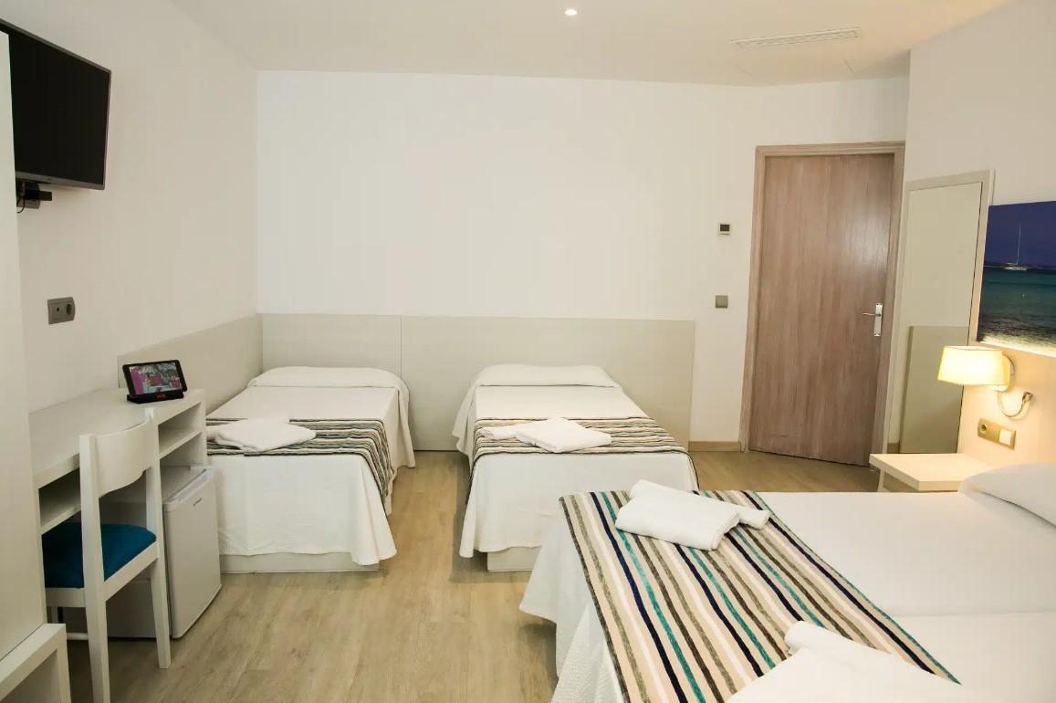Hostal Rosales Es Pujols Luaran gambar