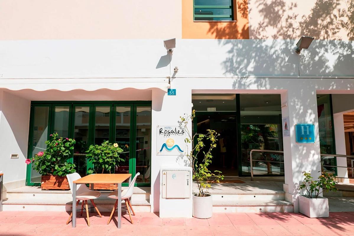 Hostal Rosales Es Pujols Luaran gambar